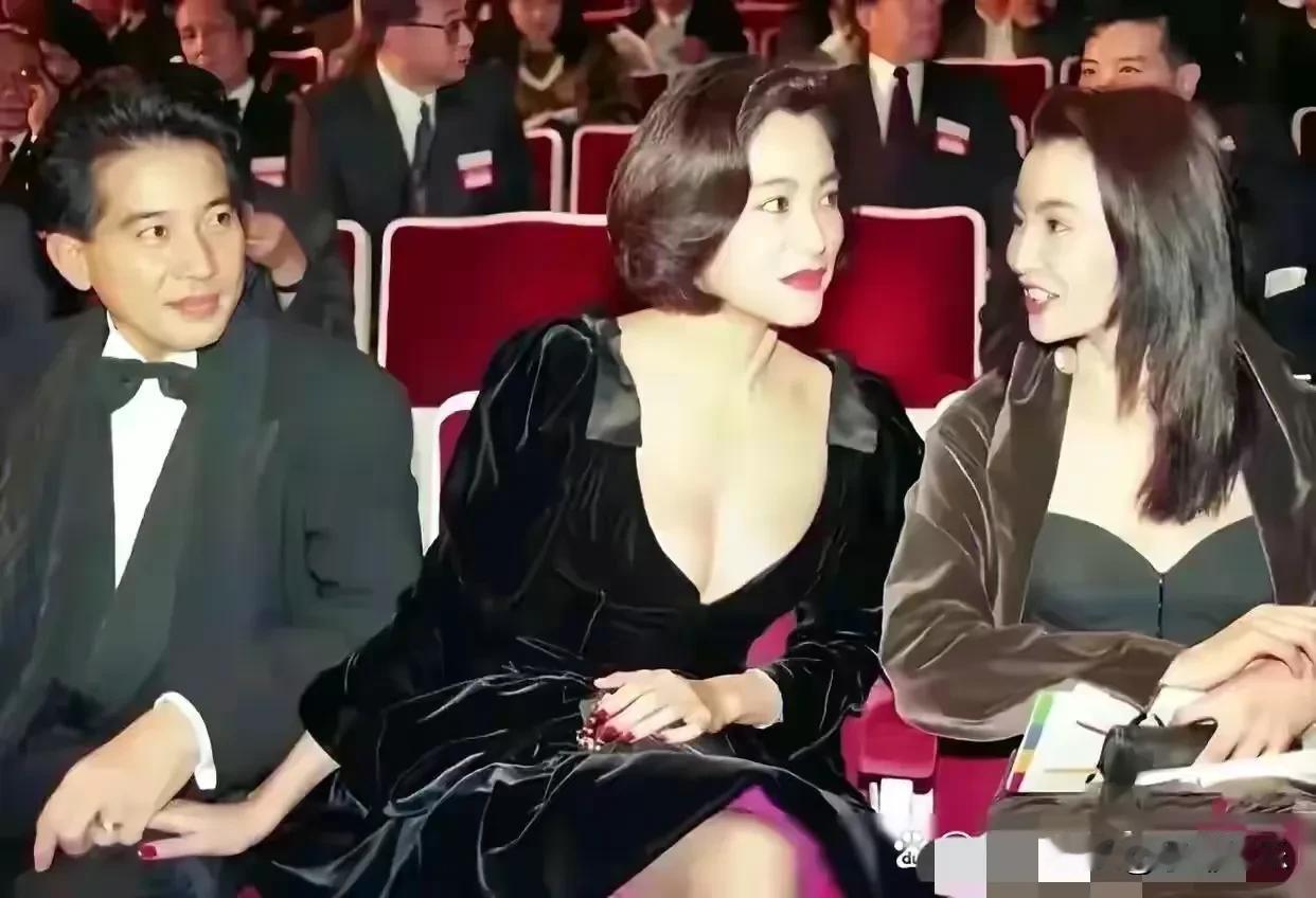 秦汉和林青霞走到哪里都拉着手，当年的恩爱一幕就在眼前，可以看出他们是真心相爱，爱