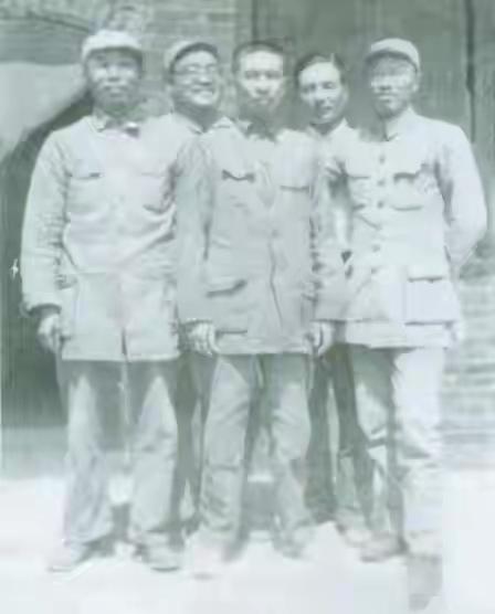 他抗战没打满8年，背着处分在延安5年，去华东协助陈毅2月被换下。在新中国的开国上