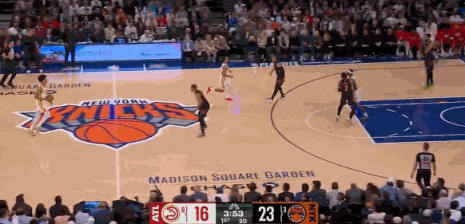 哇，库明加起飞了
上演平框空接暴扣！
库明加弹跳太恐怖了，脚上就像装了火箭发射器