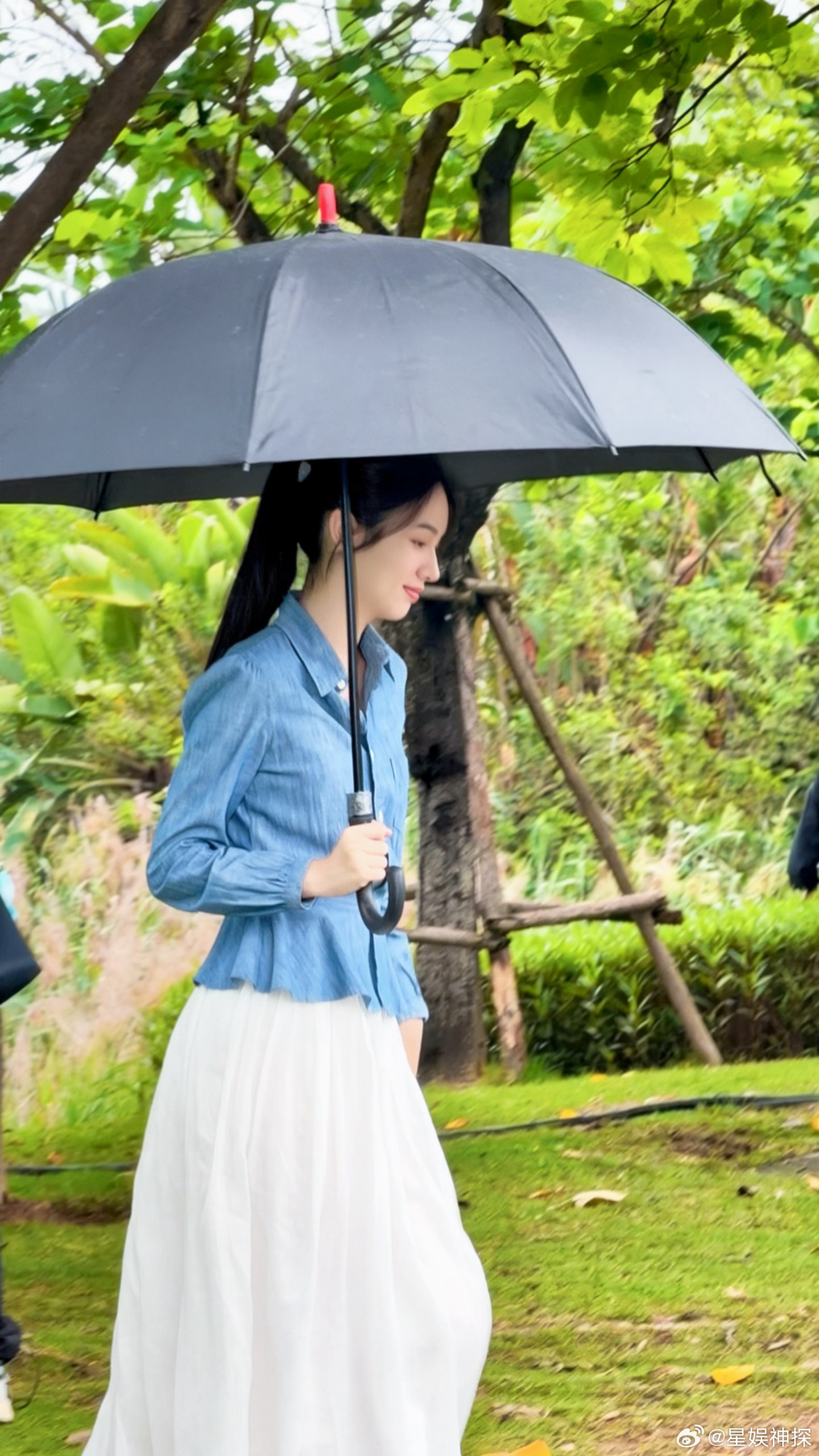 周也时隔三年再演现偶周也终于原谅现偶了阴雨朦胧滤镜，衬得整段故事温柔又压抑。 