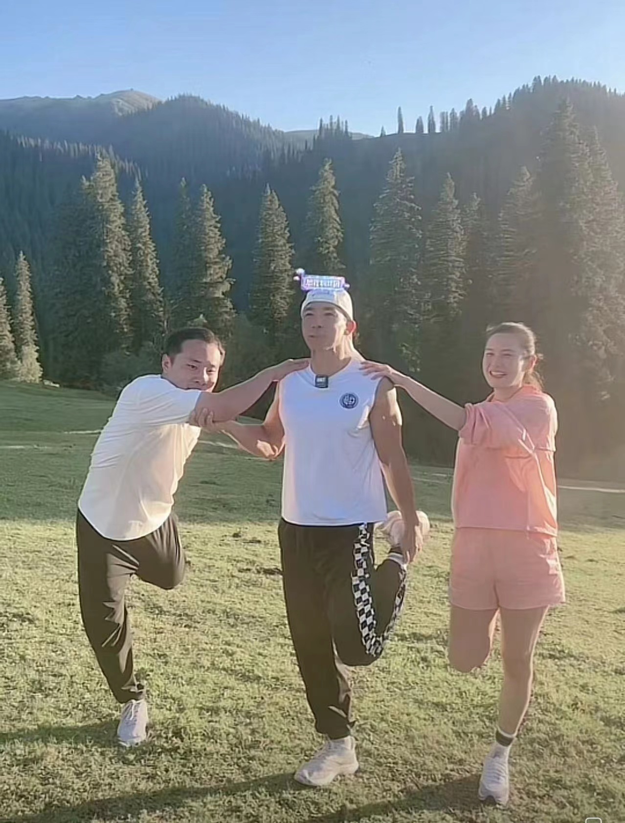 #刘畊宏约徐志胜跳操# 咱就是说徐志胜真的是太有趣了吧！这跳操的动作没有比他更魔