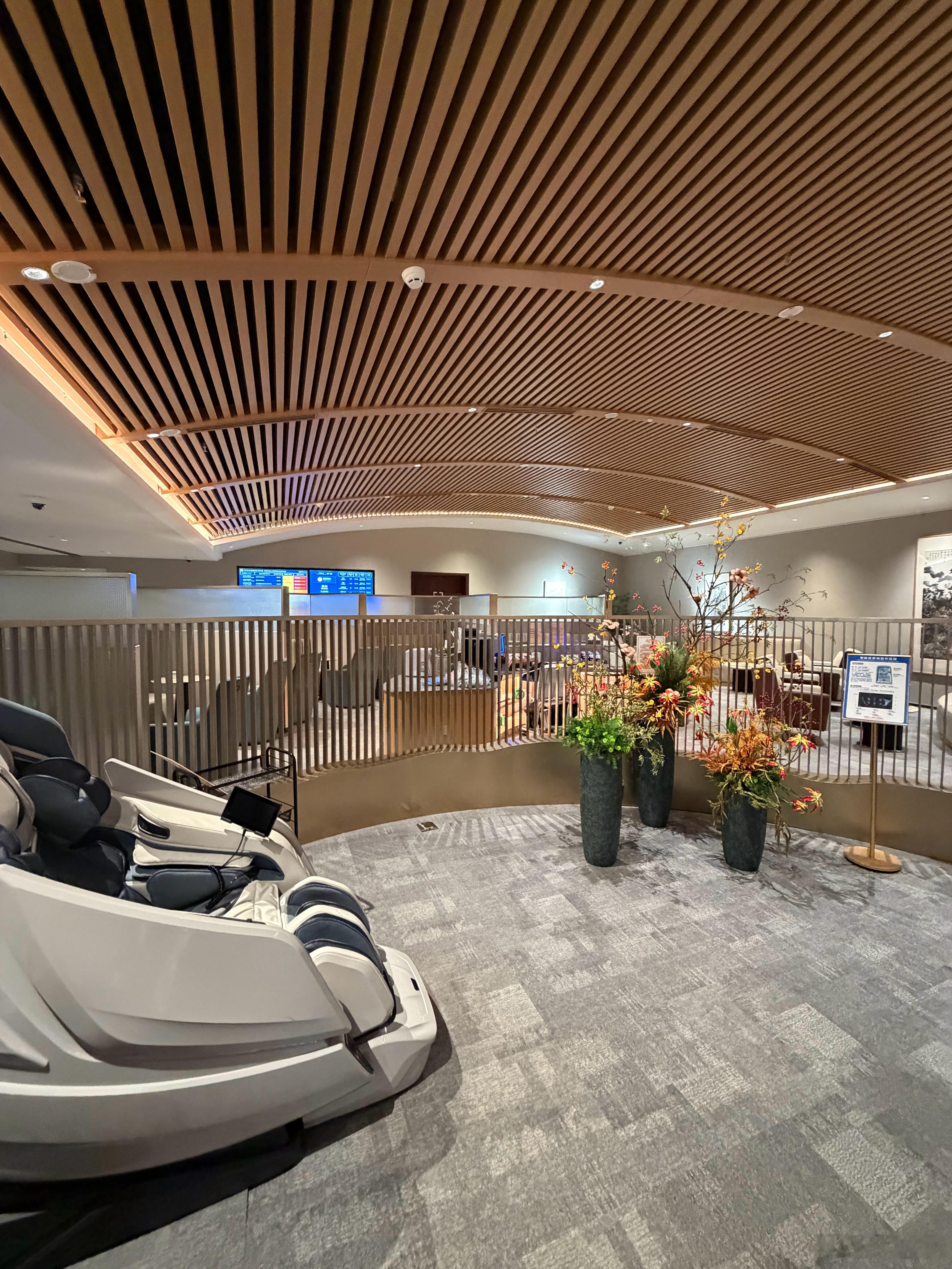 之前一直都是去天府机场，很久没有在双流机场飞了，新的休息室又新又大，人也不是很多