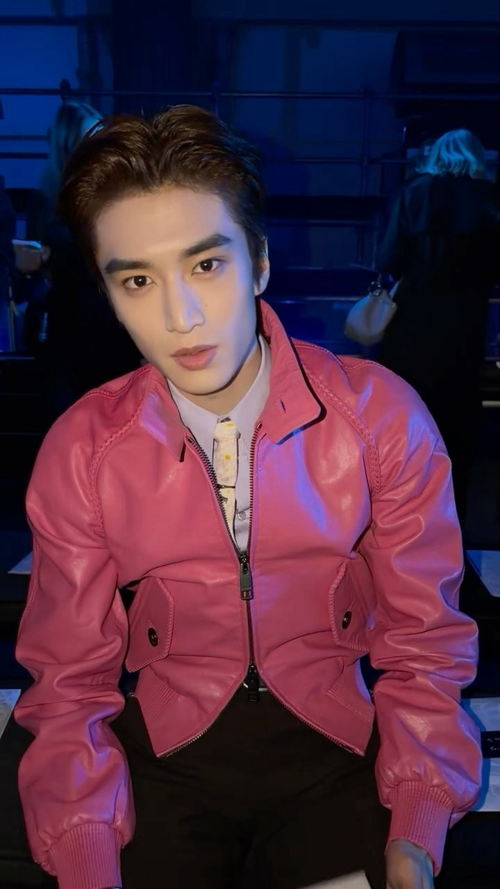 这把闪耀伦敦了，男神你去T台走秀（p9感受康乐秀场外人气，还特意去打招呼了🥰）