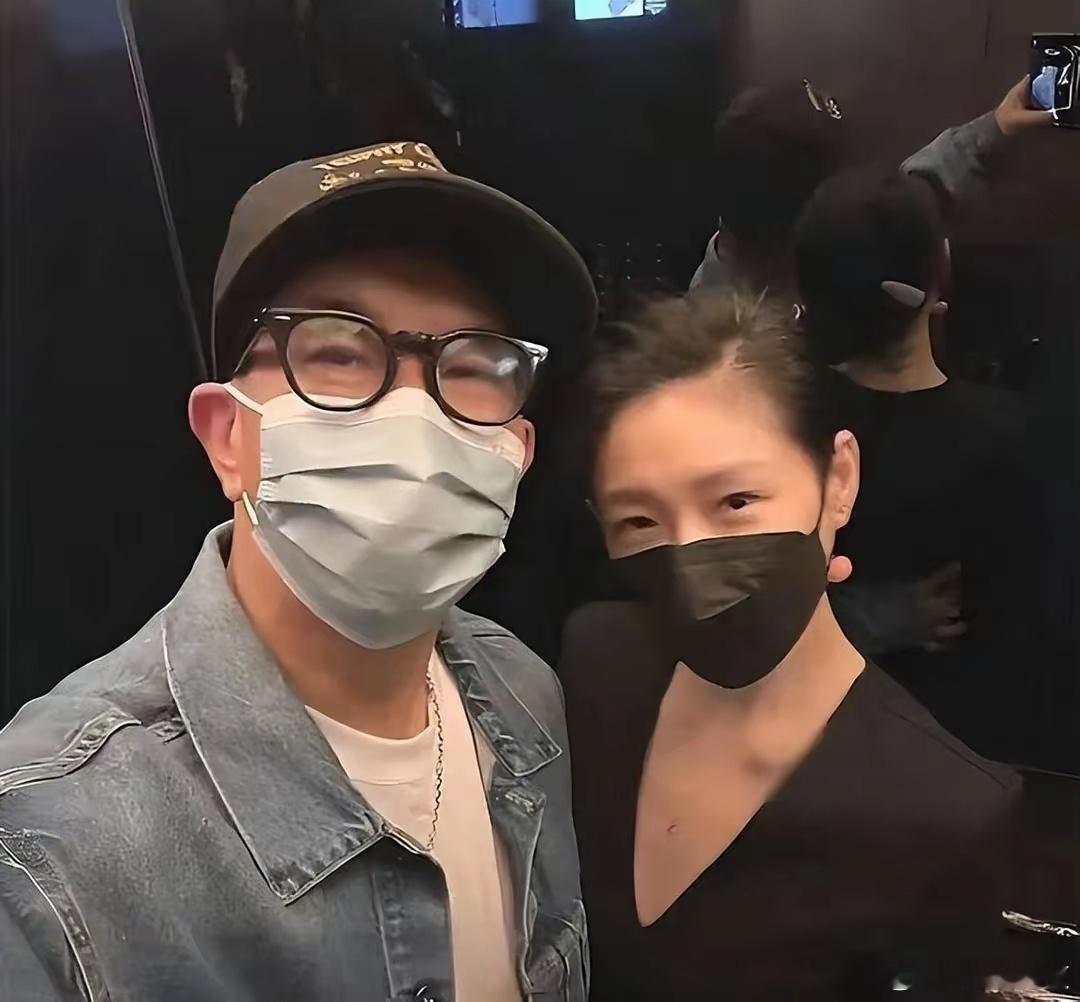 网友陵园偶遇具俊晔顶烈日坐大s墓旁边守护，还准备吃食给妻子！有网友在金宝山偶遇到