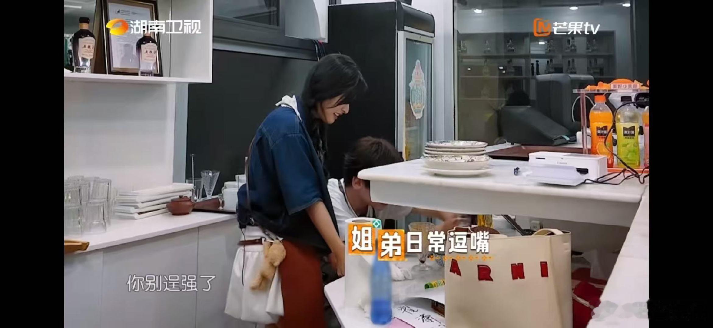 翟潇闻认证沈月为幸福女人中餐厅中餐厅名场面晚间中餐厅里，翟潇闻刷碗犯鼻炎，拒绝沈