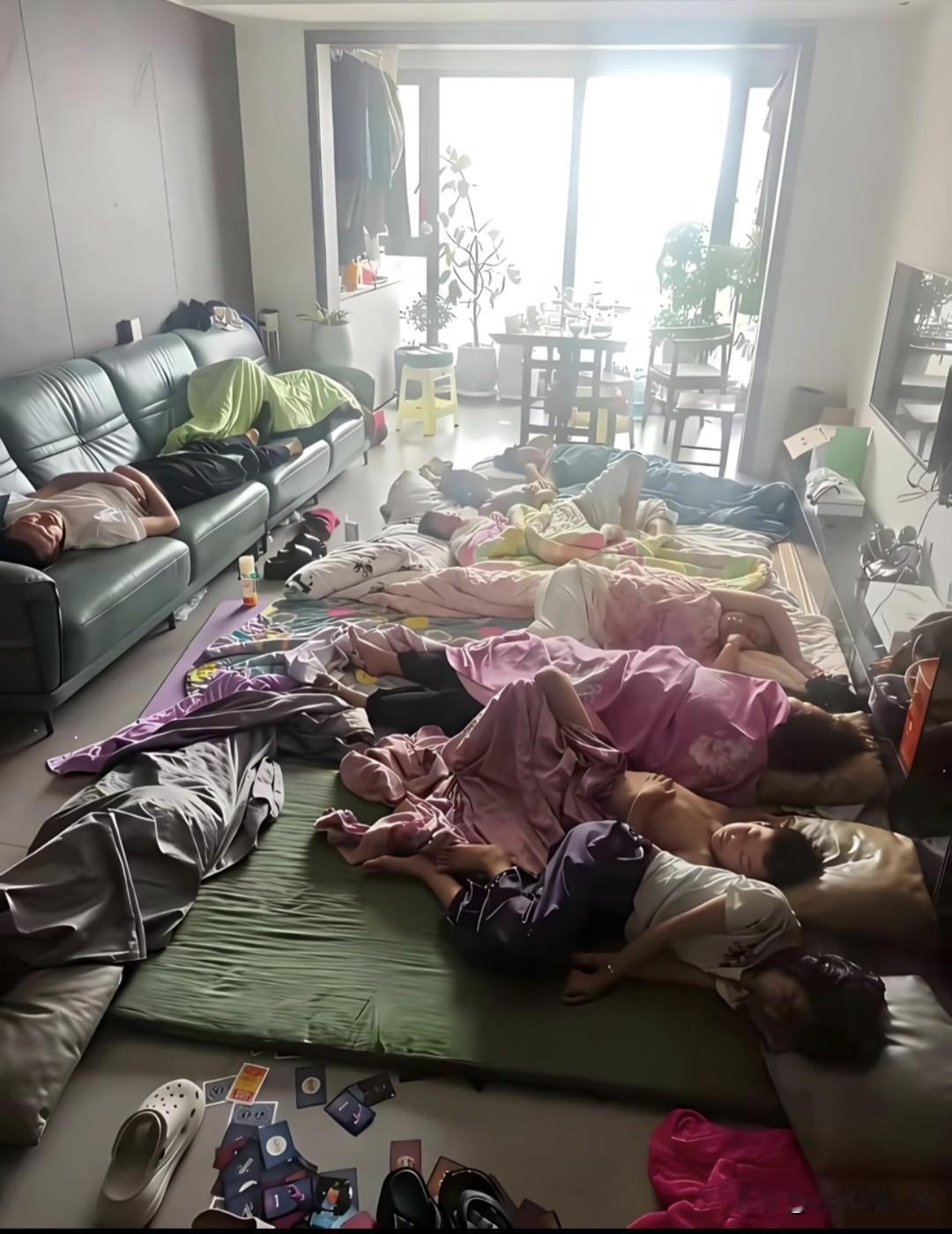 今天看到一位女士吐槽，每年一到暑假自家的亲戚就把孩子全部送过来，一天到晚叽叽喳喳