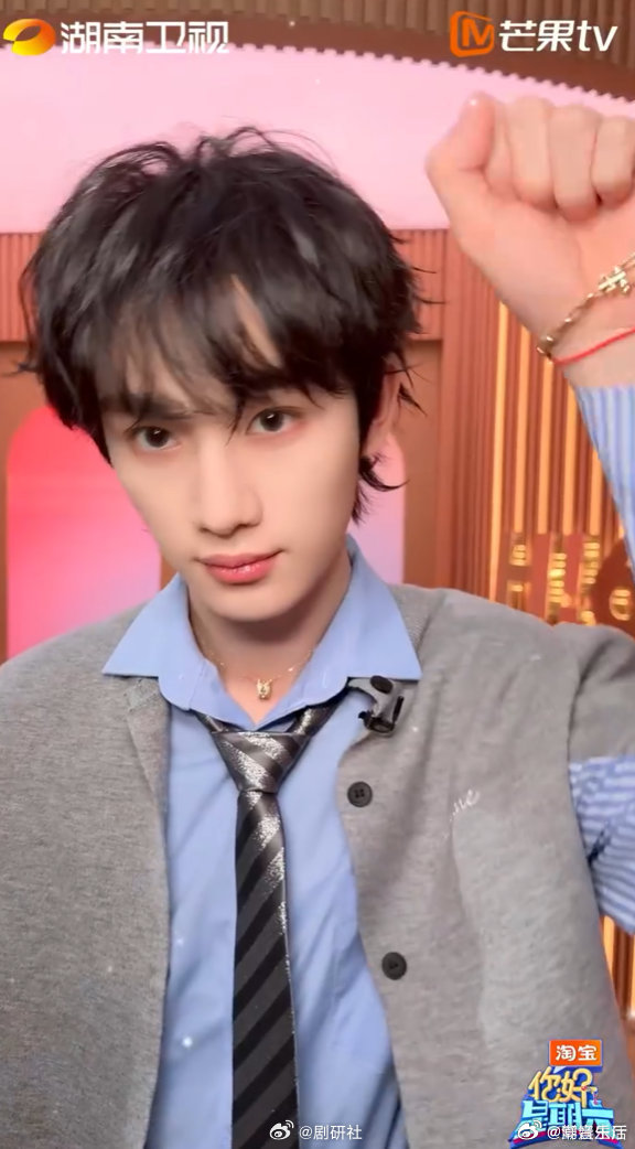 杨迪变出一只猫咪丁程鑫丁程鑫猫塑软萌猫咪小丁在线可爱，炸毛瞬间萌化全场，杨迪这魔