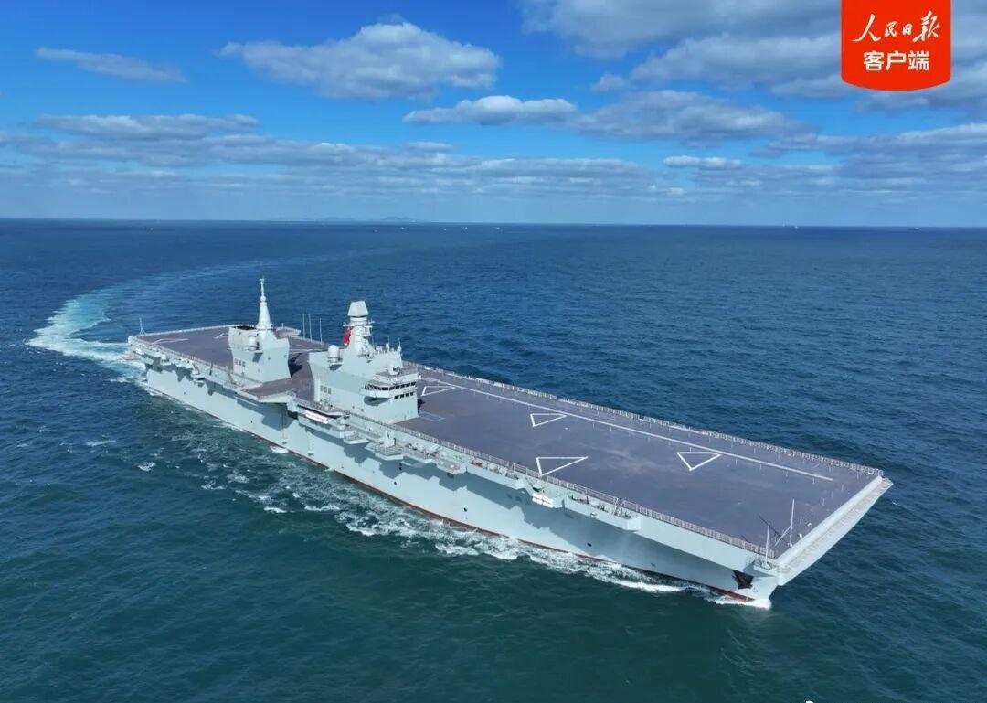 16日，我国076两栖攻击舰首舰四川舰完成为期3天的首次航行试验任务，顺利返回船