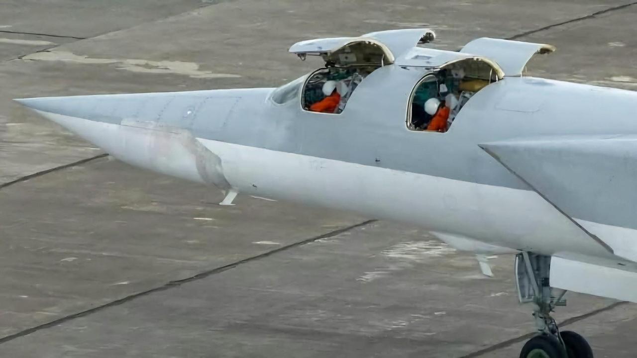 图-22M 轰炸机的独特设计：
驾驶舱前排为并列双座，可坐两名飞行员；后排设有导