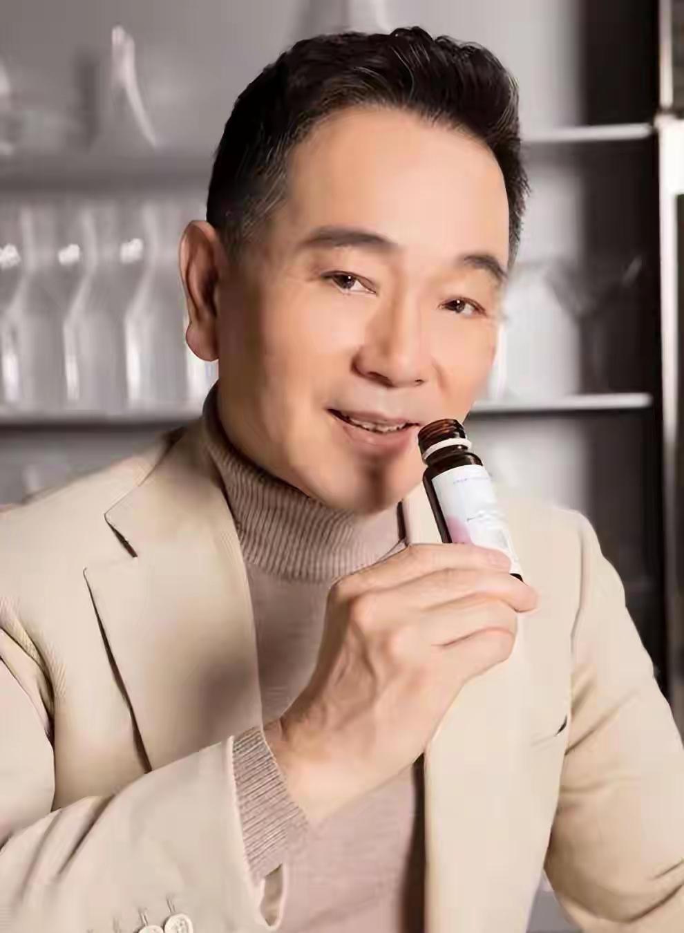 已经70岁了，还在继续工作
状态看着也挺好，
没有老年人的油腻感
身上透着“富豪