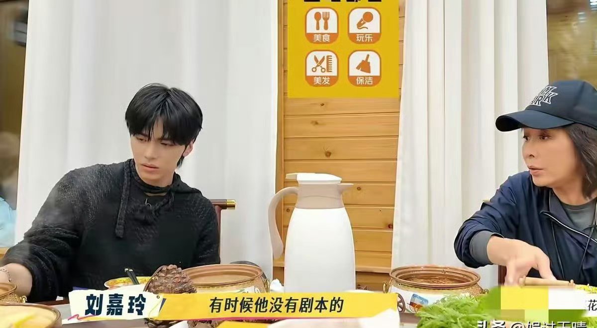 《一路繁花》里，刘嘉玲说:“王家卫拍戏没剧本、没头没尾、演员自生自灭。”​柯淳兴