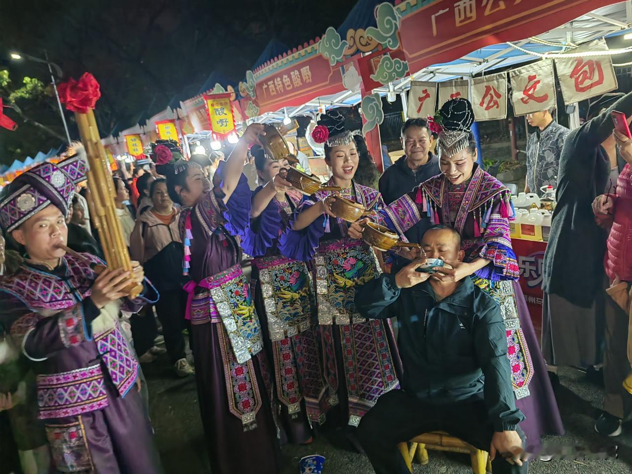 广西公文包最刺激的喝法，高山流水。
不过，这只是表演，用的酒都是低度酒，可能是甜