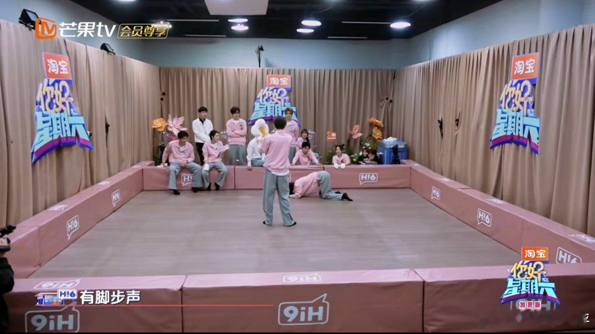 丁程鑫小仓鼠式前行 小丁的“小仓鼠式前行”太有梗了！扭着圆滚滚的身子满场蹿，既躲