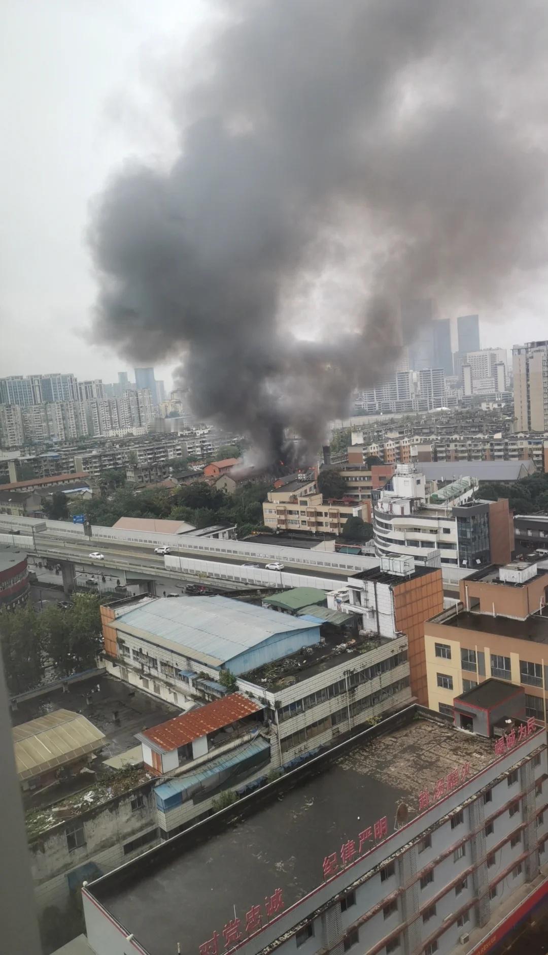 金牛区房子着火
金牛区这边，有没有人知道这是哪，在消防局旁边，火好大注意用火安全