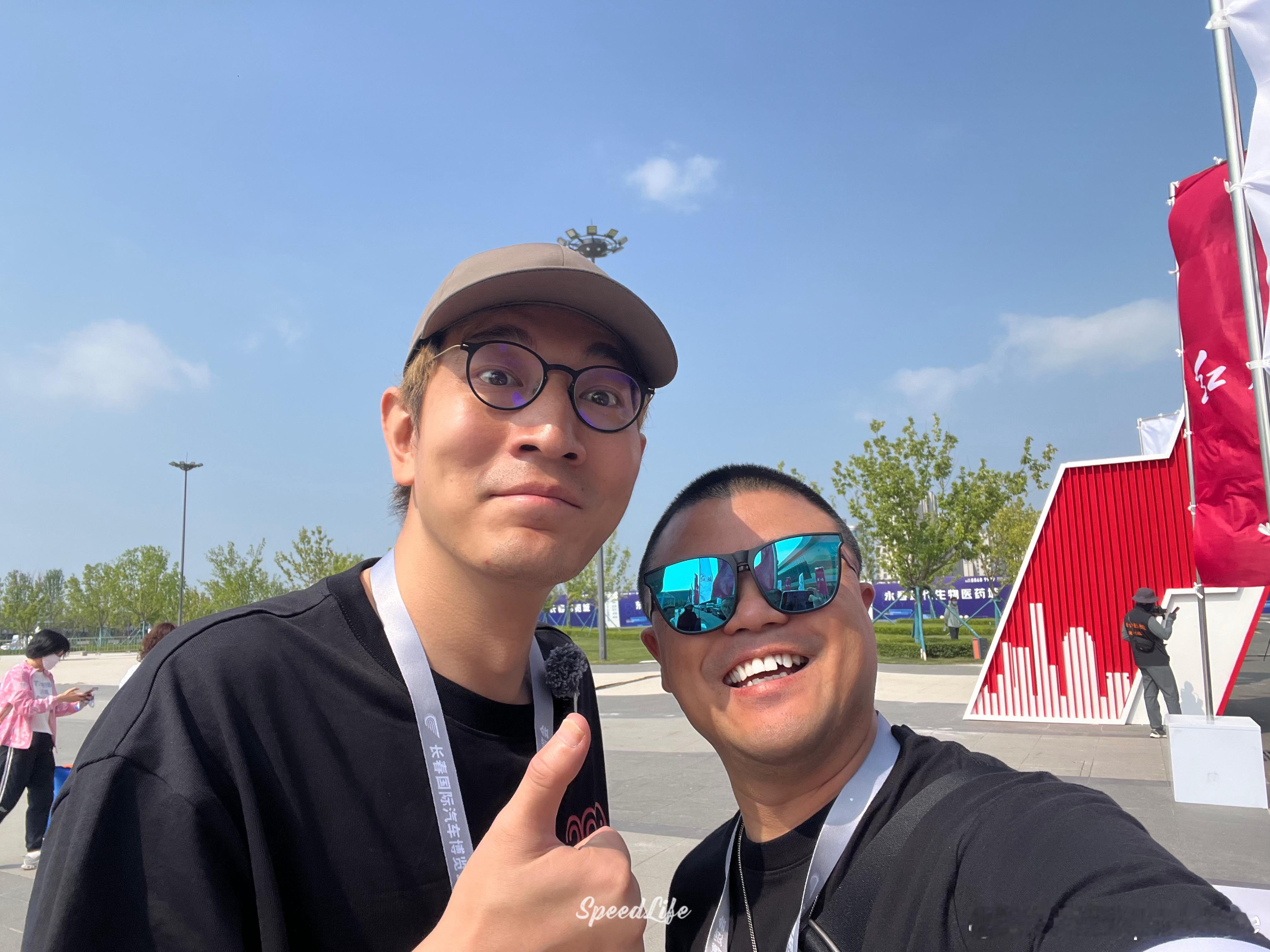 跟一起坐红旗老爷车队巡游我大长春，红旗东风金龙也是第一次出街，意义非凡！他驾驶C