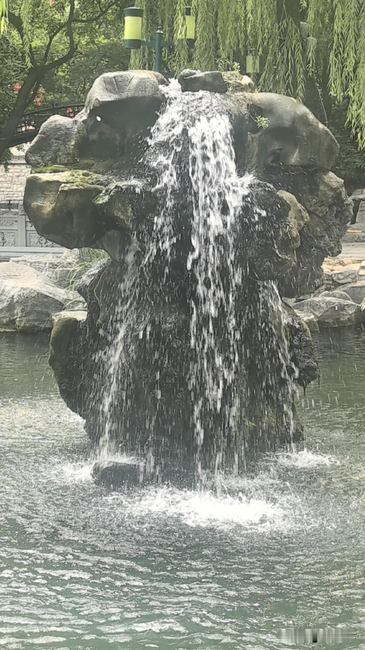 五龙潭月牙泉月牙飞瀑