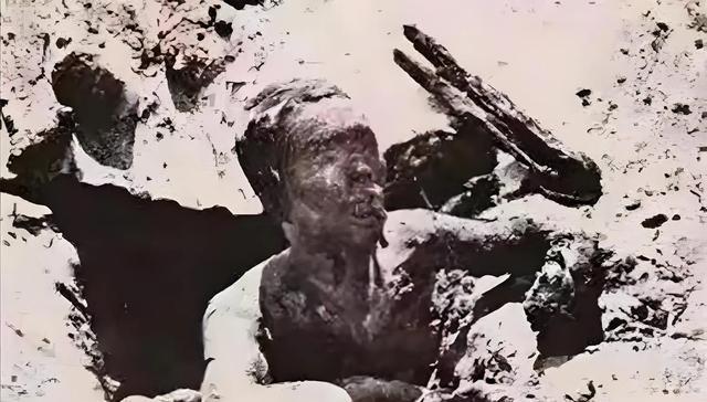1945年，硫磺岛战役中，一名日本士兵躲藏在岩洞里不断地向美军打冷枪，美军只闻其