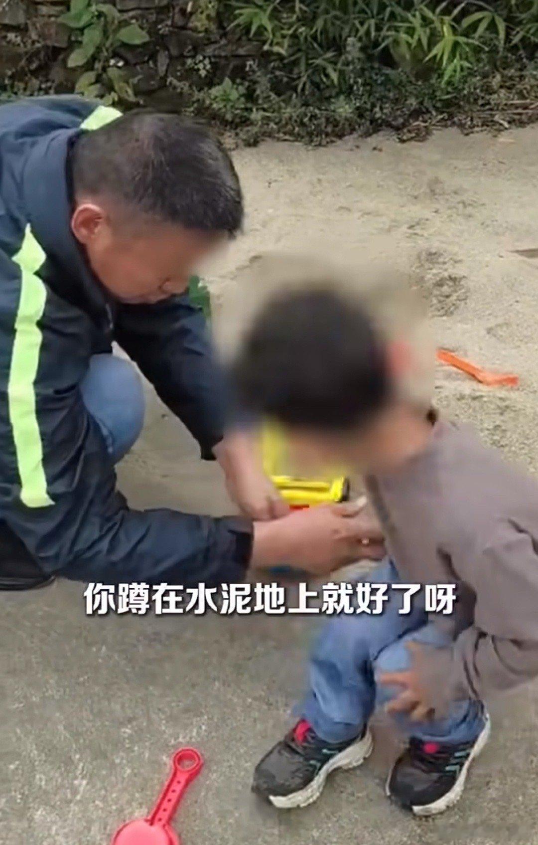 云南通报赤裸小孩事件总算是出了官方通告，相信官方的调查，不理解这对父母的做法 ​