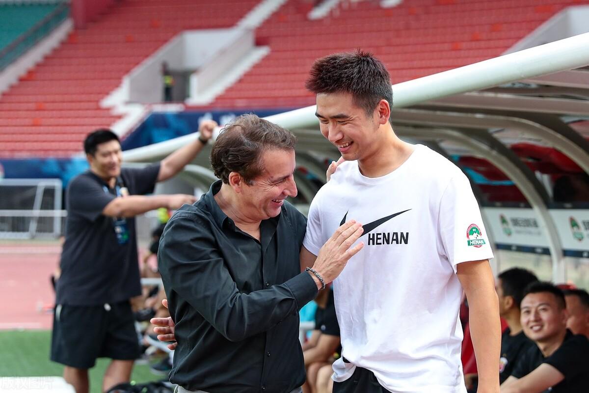 哈维尔，不是他们把你踢下课，就是你拿他们保饭碗。[捂脸]不要以为笑得多开心，其实