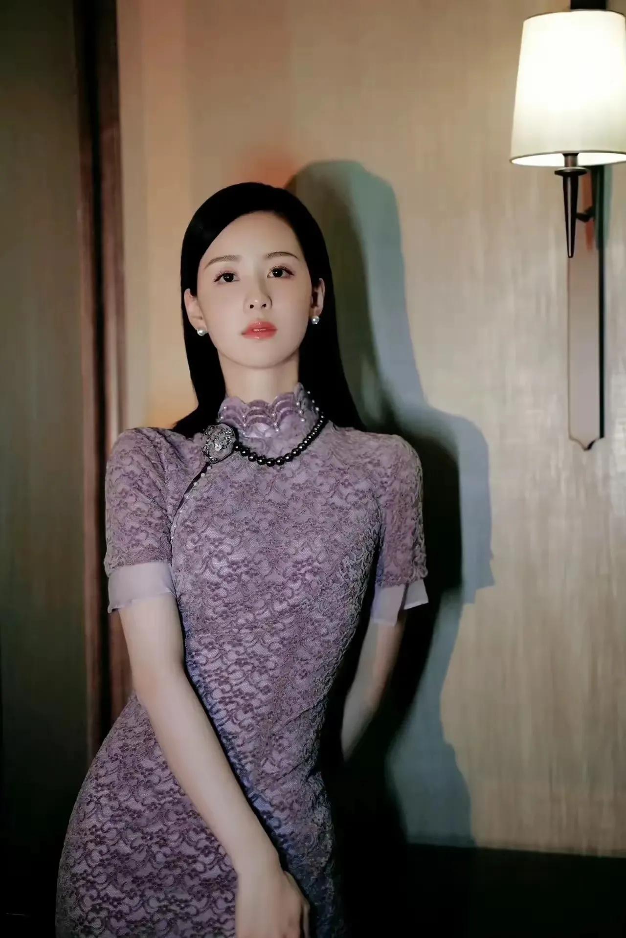 陈都灵，一位集清纯美貌与卓越才华于一身的女子，她的美超越了刘亦菲与章泽天的清新脱