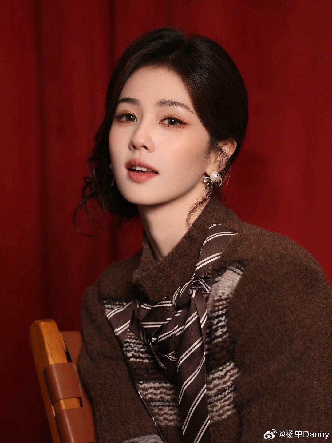 杨单给白鹿化的秋栗可可妆白鹿的秋栗可可妆 ​🍁很秋天的一套造型！ ​​​