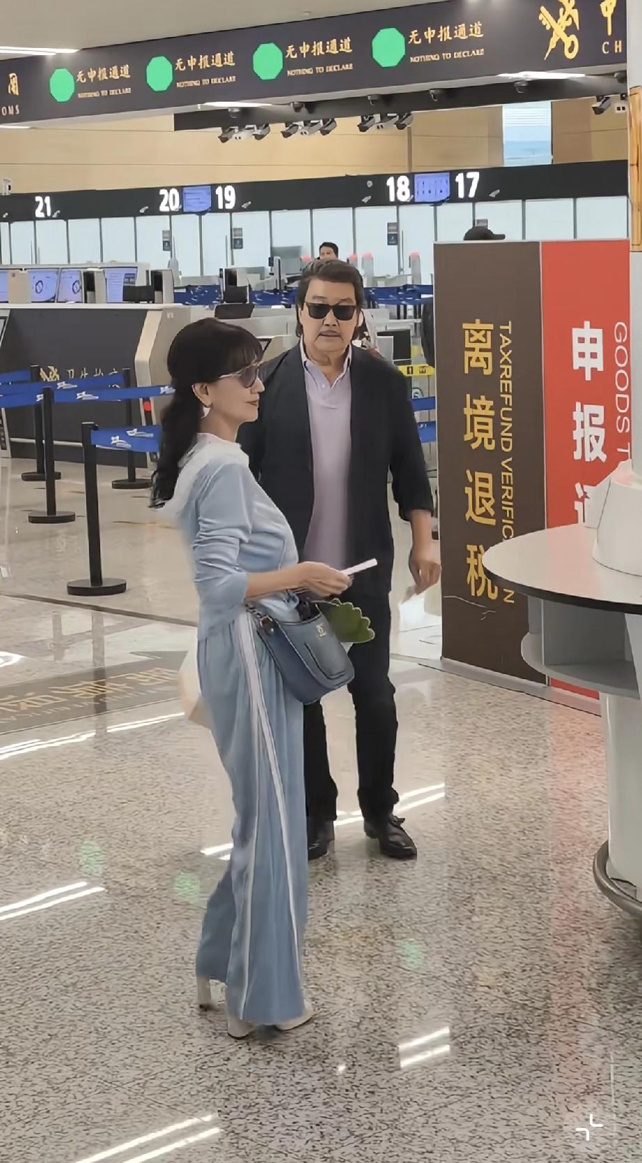 4月5日，赵雅芝与老公一起从成都机场准备回家，黄锦燊也火了，竟然有这么多人围堵，