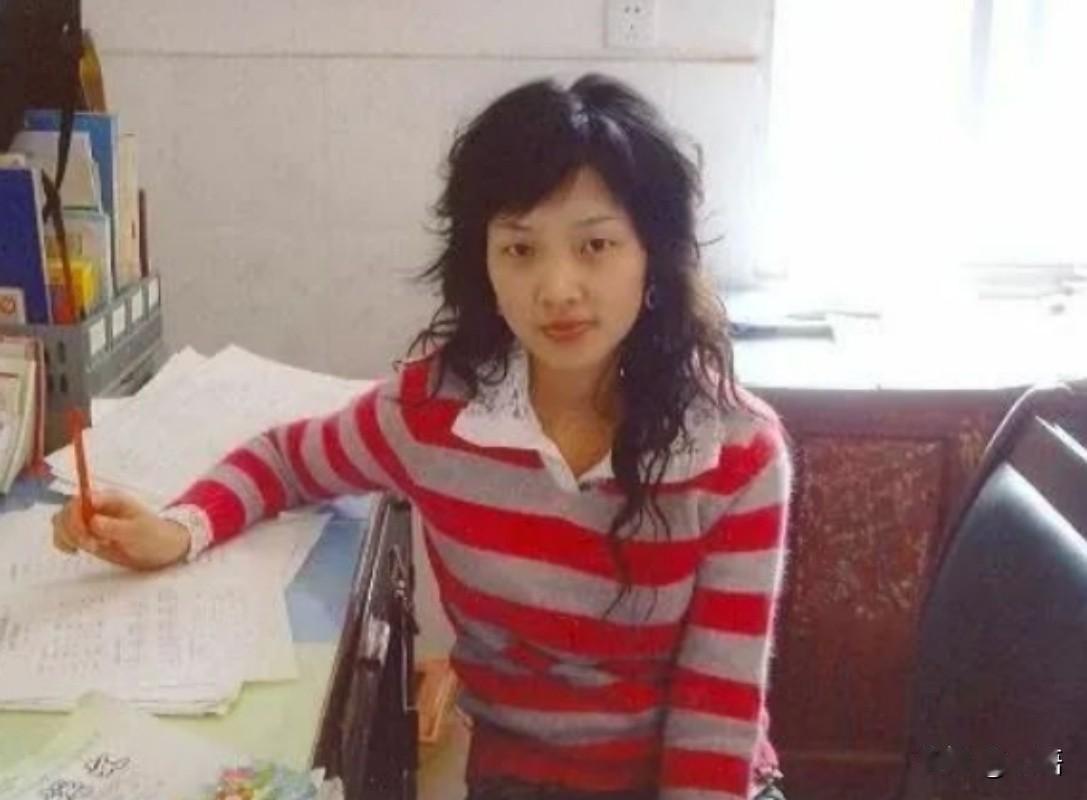 袁文婷
 
5·12大地震中为救学生牺牲的英雄老师

 
袁文婷（1982年9月