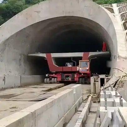 《基建狂魔绝非浪得虚名，看看修桥铺设铁轨施工现场的速度》播放量：49万点赞量：3