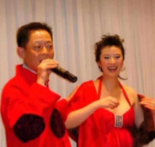 2008年，女富婆陈坚红迷上了王志文，她抛出一个无法拒绝的条件，“我五亿身家，年