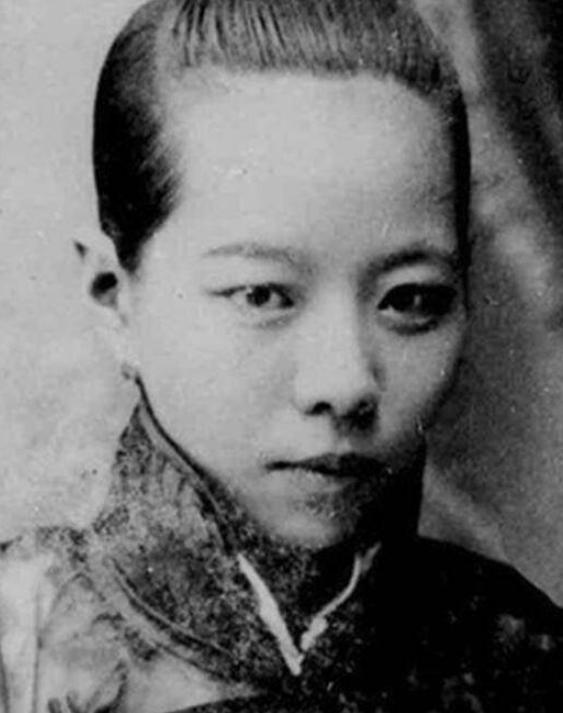 1904年，22岁的蔡锷迎娶29岁的刘长姑，怎料花轿临门，新娘誓死不嫁。蔡锷下不