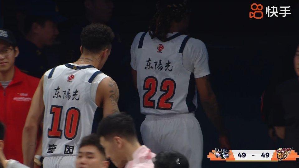 北京男篮vs广东男篮 不浪你俩就是好外援。上半场徐杰的三分救了老命了，希望下半场