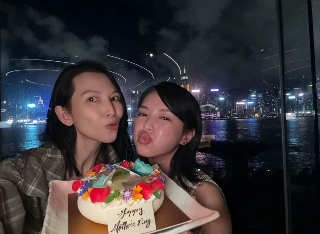 蔡少芬女儿一脸明星相