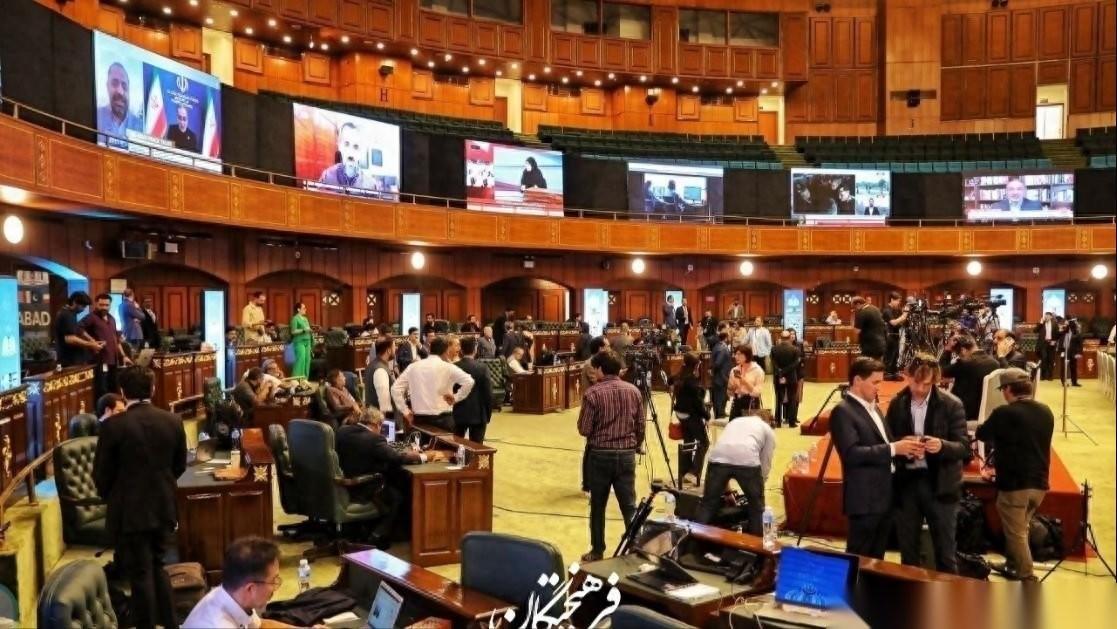 “你不是我们同胞！”
伊朗记者拒绝和BBC伊朗裔记者握手！
4月11日，美伊伊斯