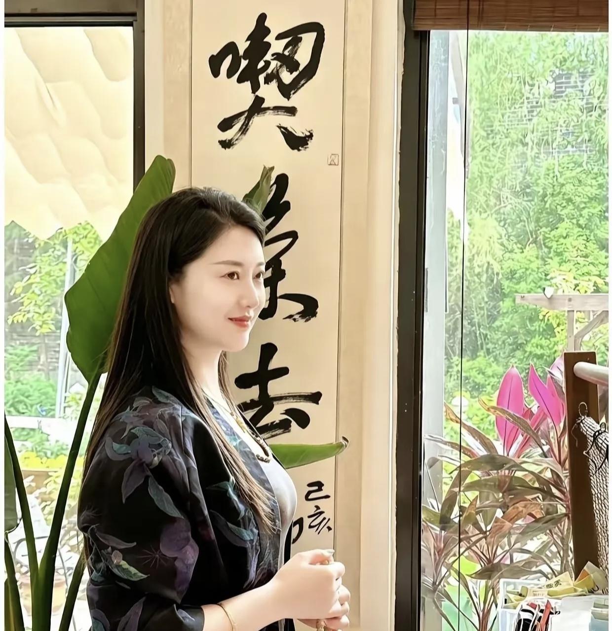 山居绘事 (组诗)

一 墨痕与苔藓

她把黄昏折叠进宣纸的褶皱
笔尖悬停，像一