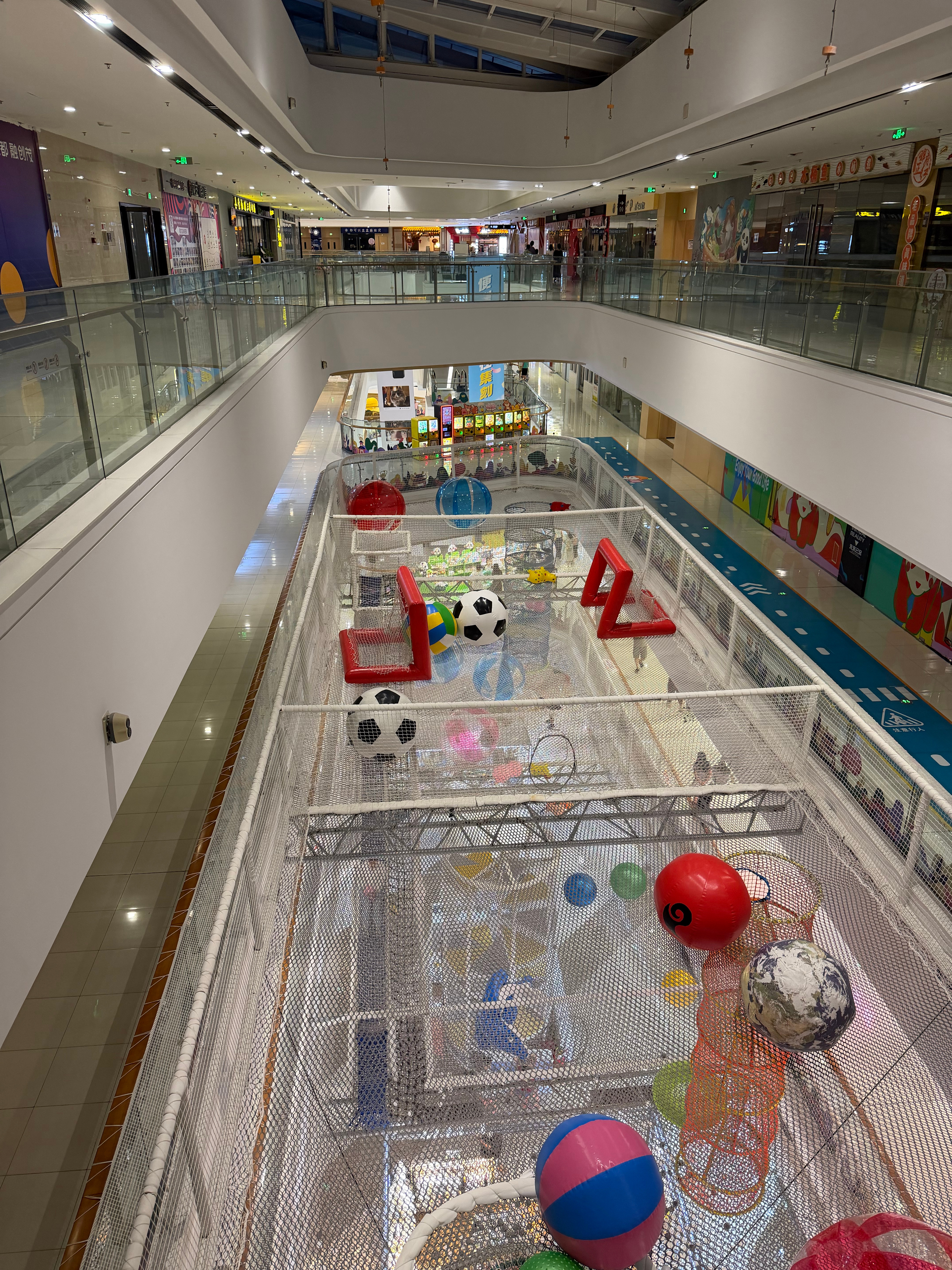 这个商场不知道咋了，3-4楼都是没人的，都关完了，2楼一点点店铺开着，1楼也是，