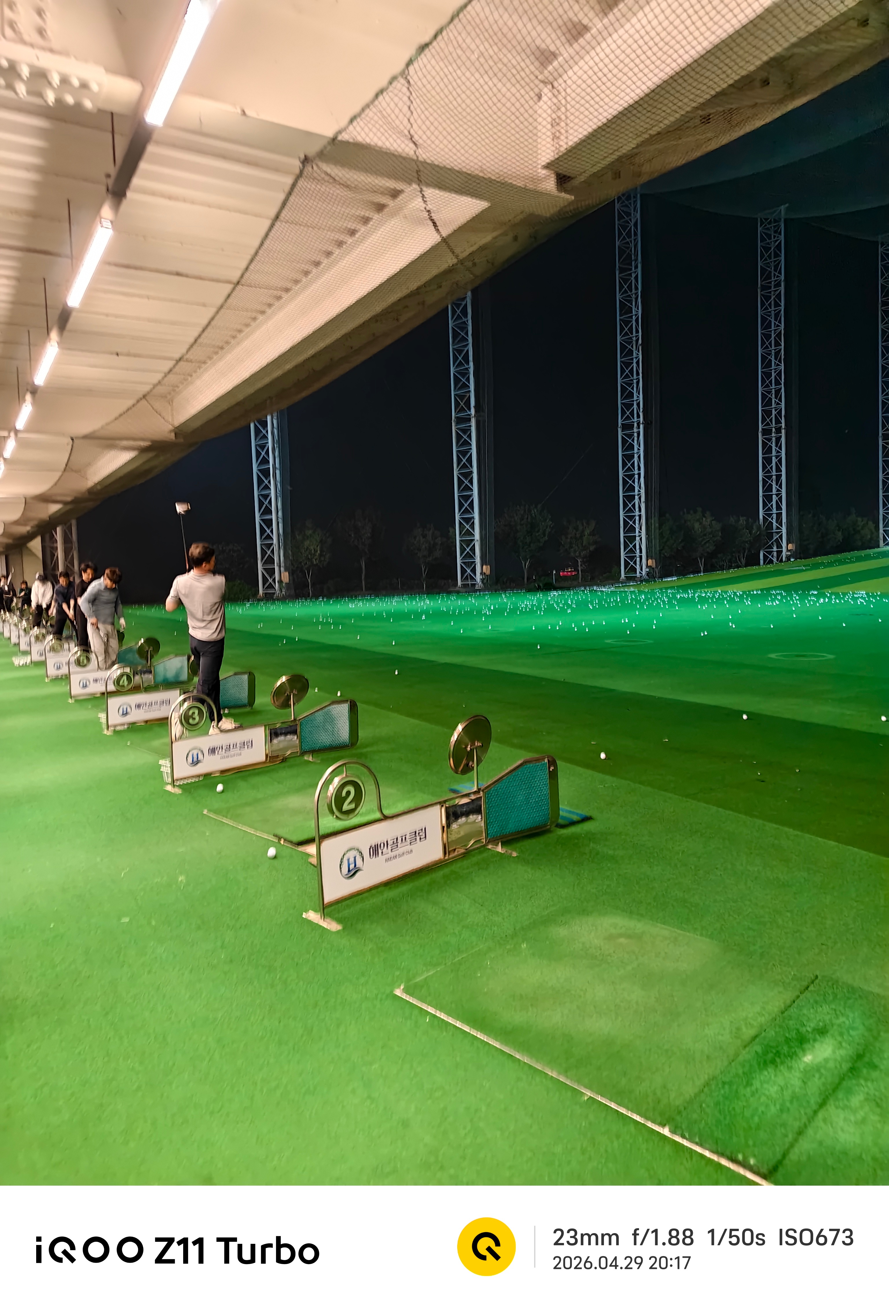 咱也不懂，这个点了，晚上还有这么多人再单独练习打高尔夫⛳️iqooz11turb
