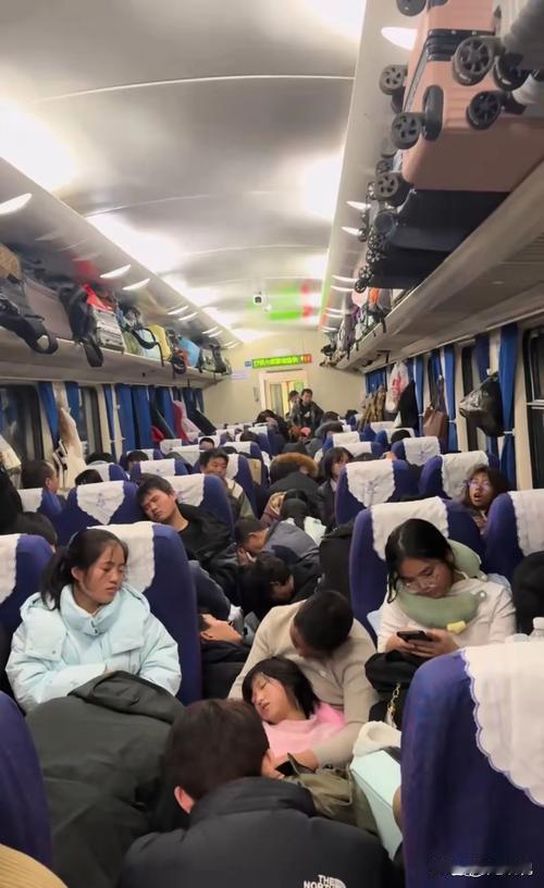 绿皮车回归春运热点解读新加坡媒体报道说， 低价慢速的绿皮火车今年春运期间在中国舆