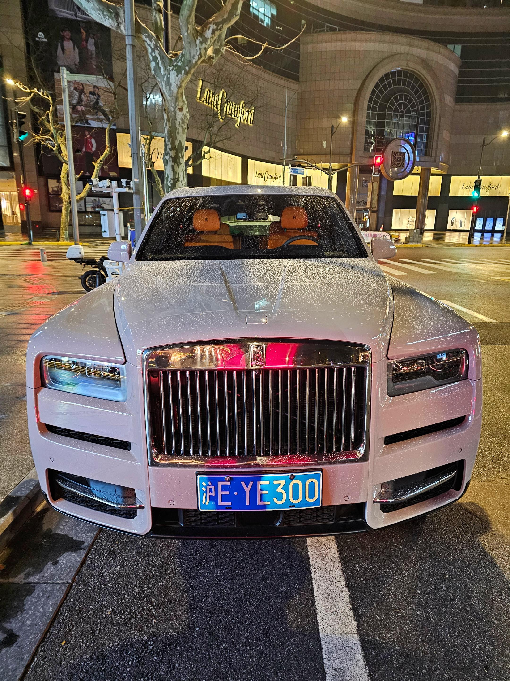 上海淮海中路偶遇大佬座驾劳斯莱斯库里南，风暴灰的外观金色腰线和爱马仕橙...