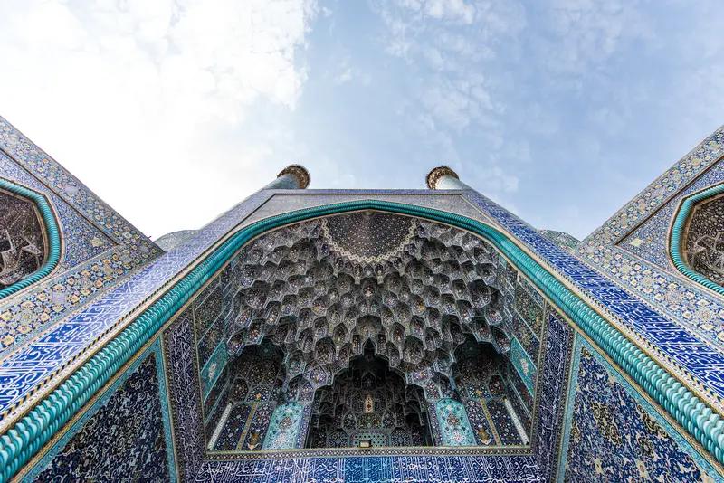 美国对伊朗的态度就像一颗扔进池塘的巨石，会在全球局势中激起千层浪。
若美国使用武