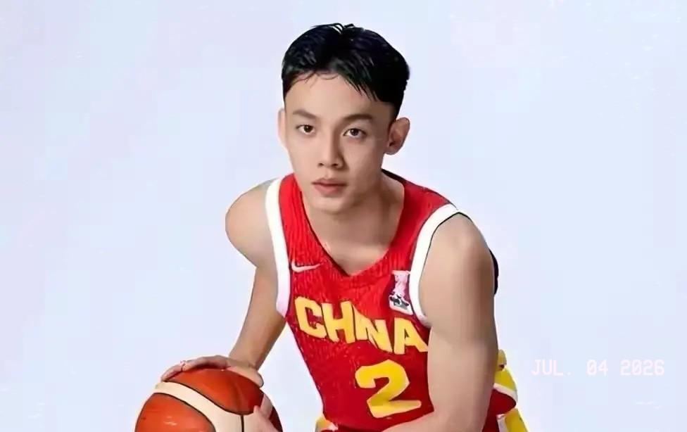 1米78的后卫，在德鲁联赛被一步过的视频刷屏。两周后，他场均13分7助攻，三分命