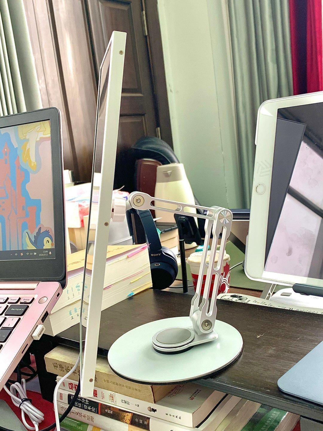 显示屏是没有支架的 至少我用ipad支架撑的也能撑住但是ipad 不能没有家ha