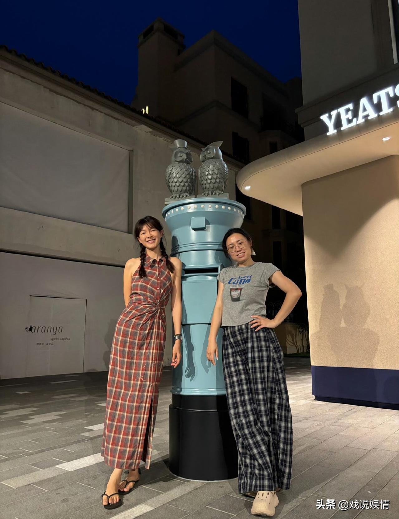 李艾气质绝了！
同框高下立见，李艾自带舒展大气的独特气质，简单穿搭也衬得优雅松弛