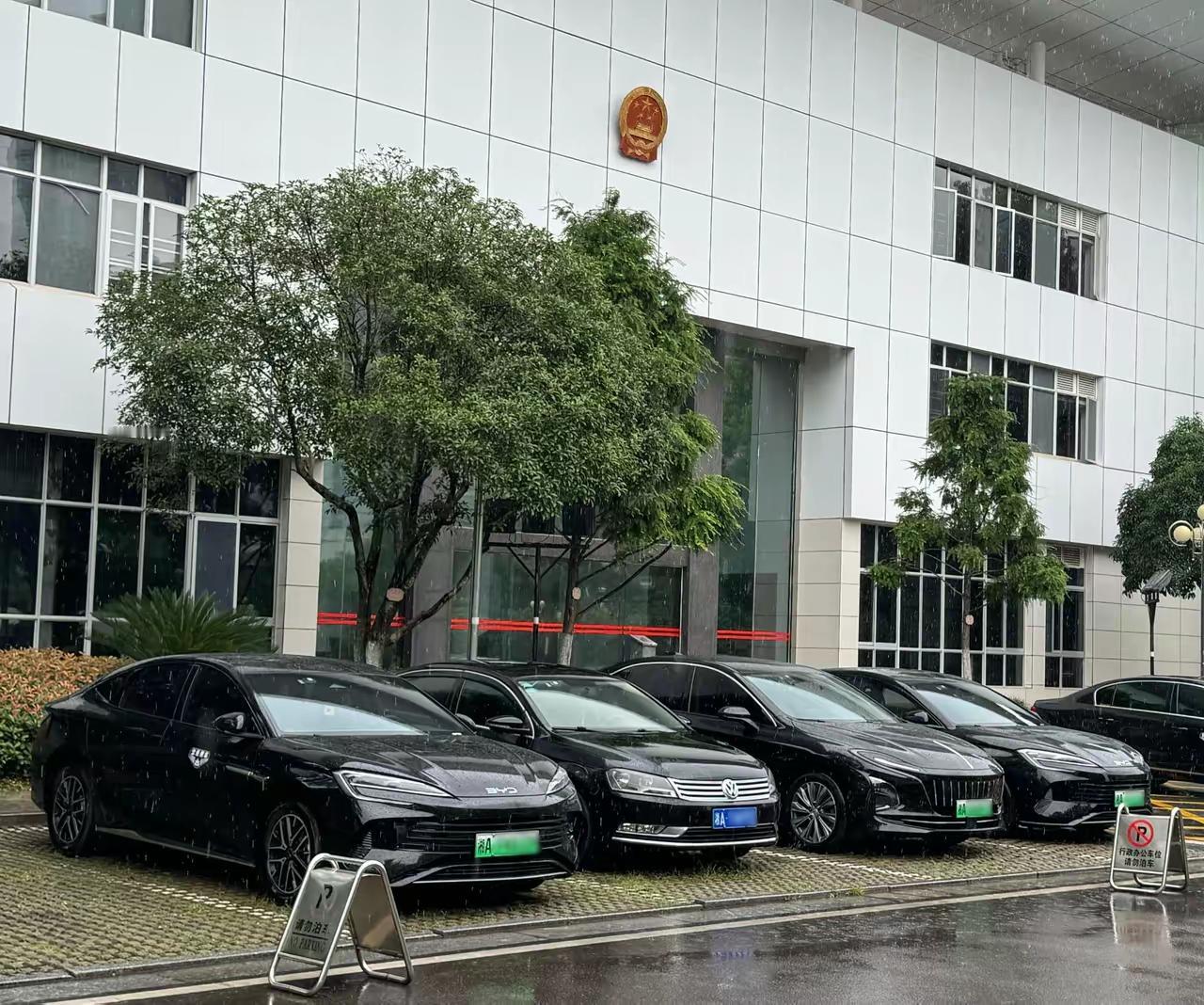 你们有没有发现，机关大院里的车的牌子，这几年悄悄来了个大换血。

早十年，那是大