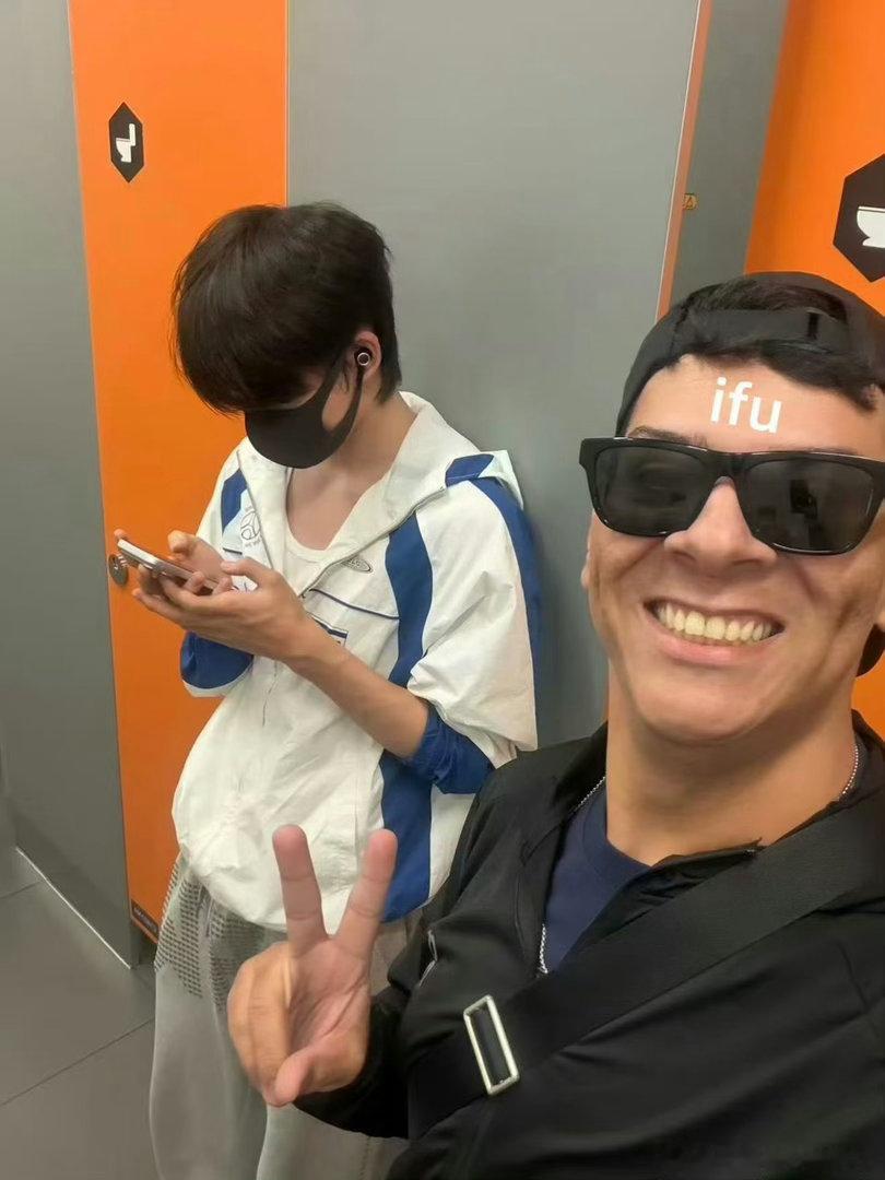 外国人在厕所偶遇余宇涵余宇涵和外国人在厕所合照🤯追星没有固定场景，厕所上演奇妙