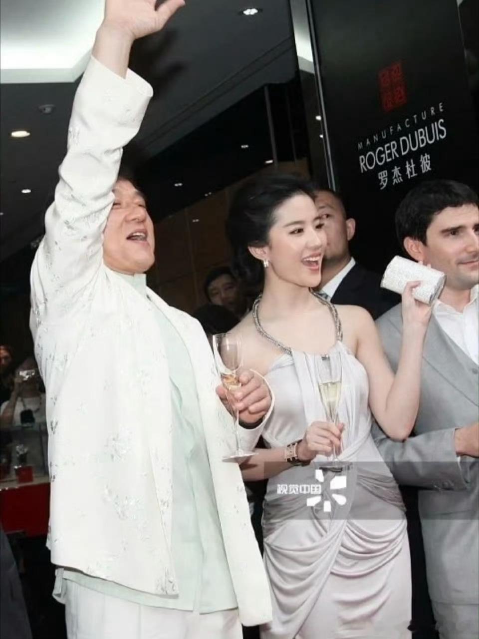 刘亦菲晒与成龙新合照看不同年龄段的刘亦菲和成林合照，她真的没有太大的变化。 ​​