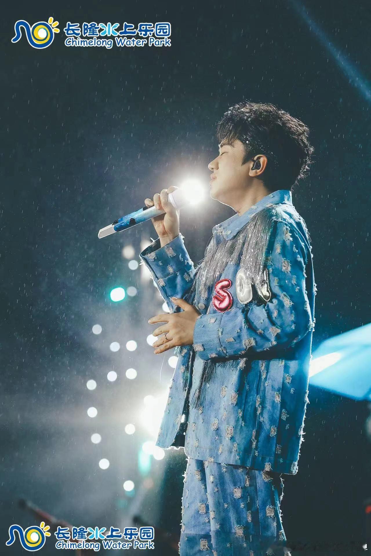 #王祖蓝炫耀李亚男给他画的麦克风# 王祖蓝因为有李亚男和女儿而无比幸福。 ​​​