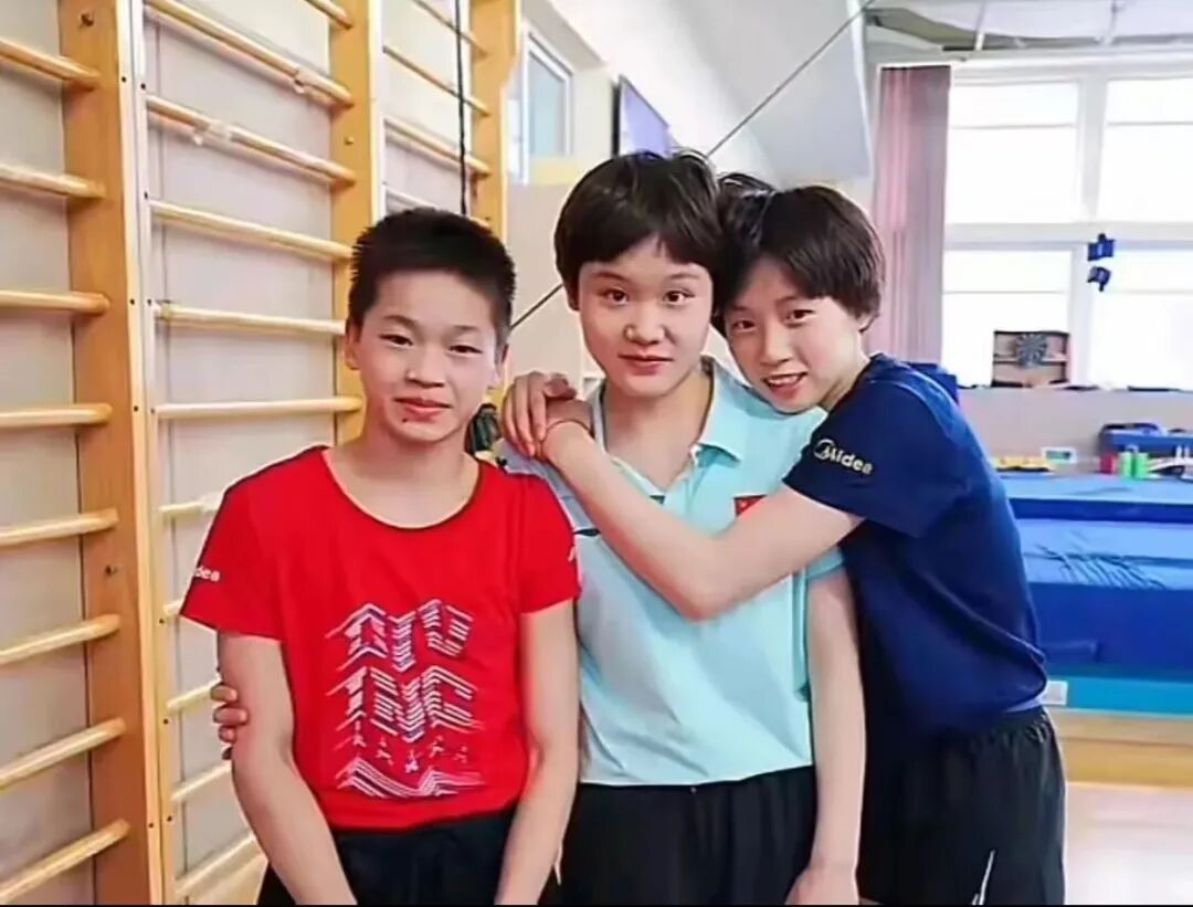 太突然！21岁奥运冠军宣布退役，曾搭档陈芋汐获金牌；13岁横空出世，一段可爱采访圈粉无数