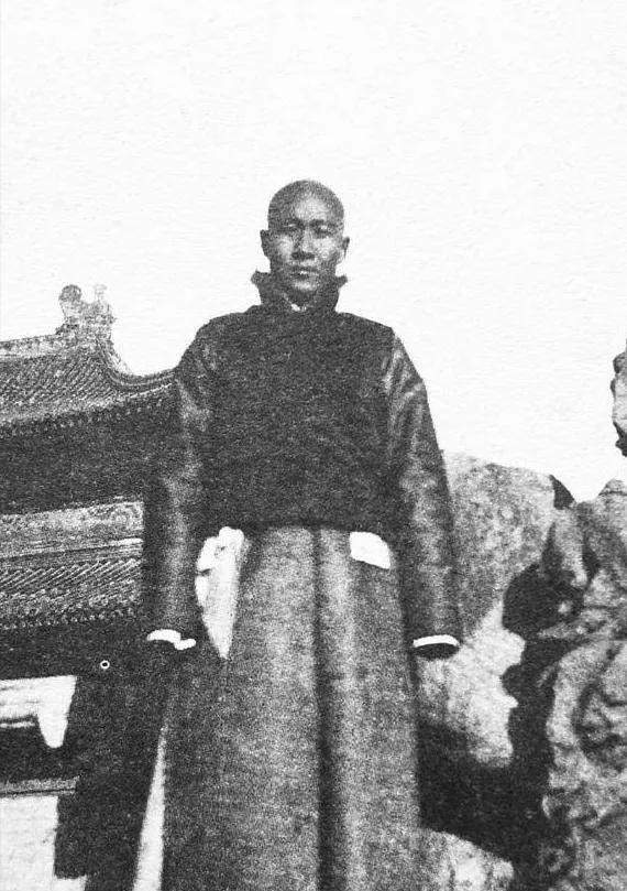 在历史的长河中，总有一些人物以其独特的命运轨迹，成为后人茶余饭后的谈资。今天，我