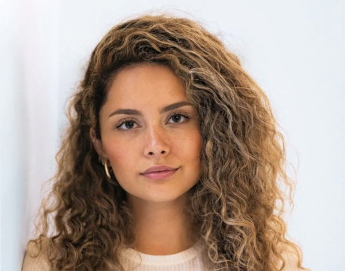 【#福布斯精英榜又翻车#：欺骗投资者、伪造签证文件，26岁女企业家或面临52年监