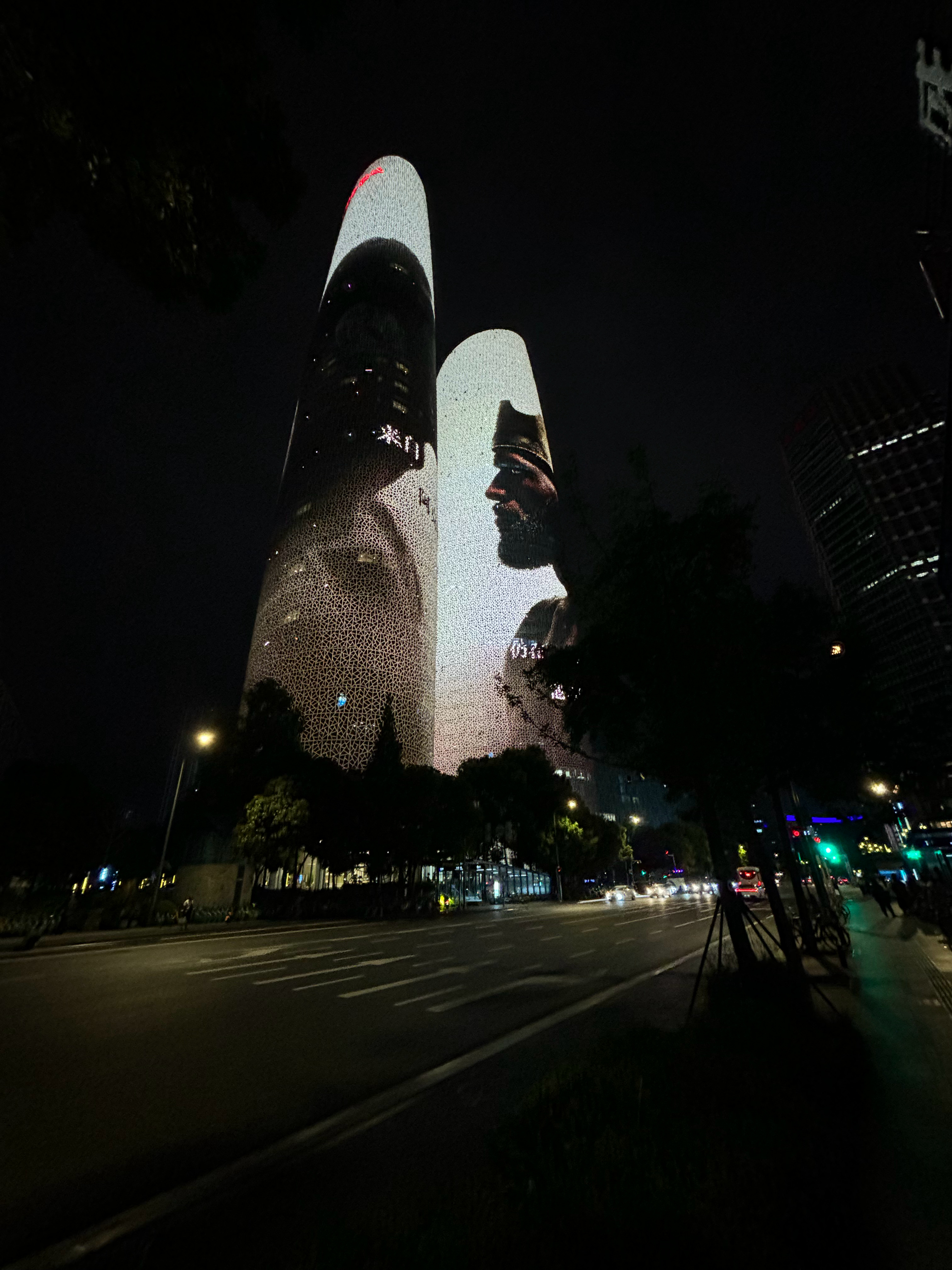 「詹姆斯采访表示下次还会来中国，中国对我很好」詹姆斯中国行期间于上海接受Comp